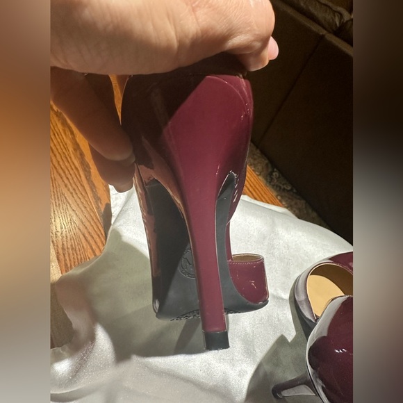 MICHAEL KORS MAROON PATENT LEATHER PUMPS SZ 8 LIKE NEW CONDITION - Picture 10 of 12